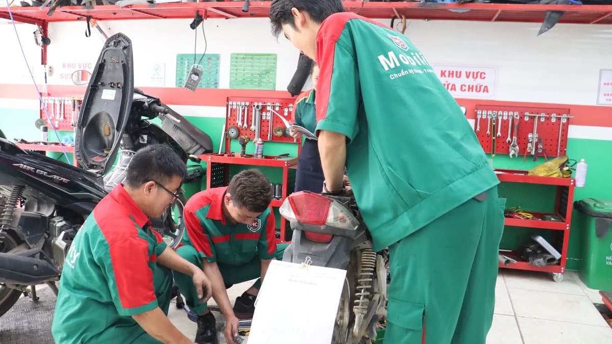 Xe máy bị giật khi tăng tốc: nguyên nhân và cách khắc phục